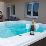 Beautiful Paula With Jacuzzi In Villa *
