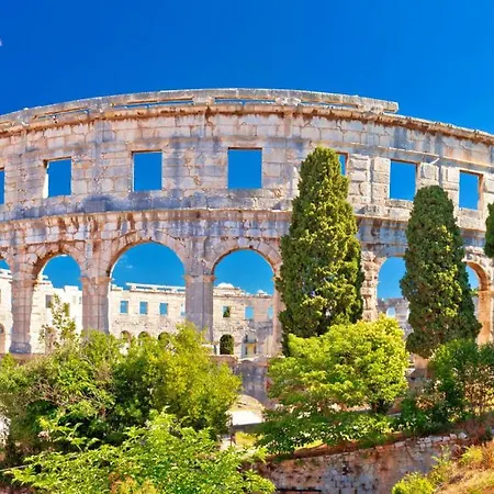 Villa Beautiful Paula With Jacuzzi In Pula