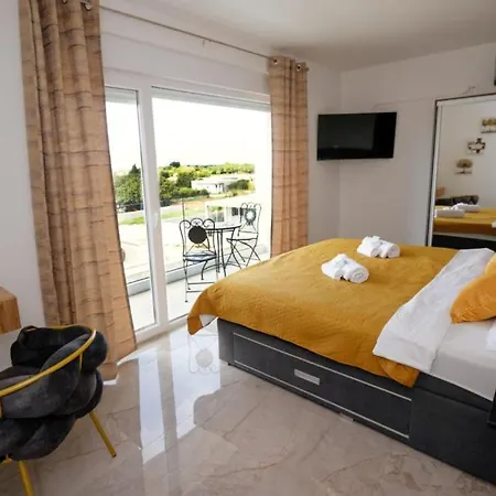 Beautiful Paula With Jacuzzi In Villa Pula