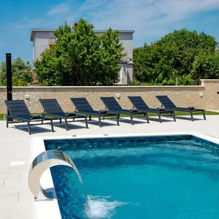 Beautiful Paula With Jacuzzi In Villa *