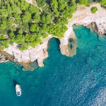 Villa Beautiful Paula With Jacuzzi In Pula