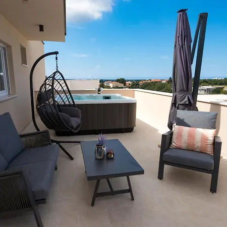 Villa Beautiful Paula With Jacuzzi In Pula