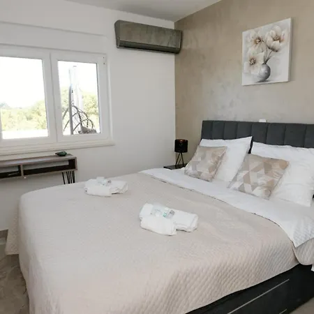 Beautiful Paula With Jacuzzi In Βίλα *