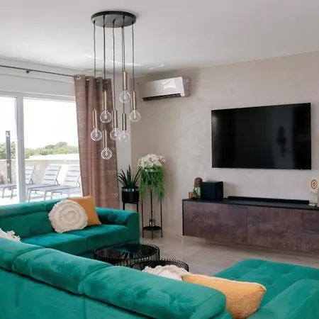 Beautiful Paula With Jacuzzi In 풀라