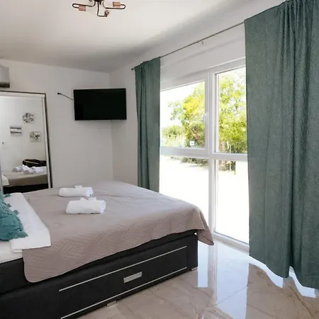 Beautiful Paula With Jacuzzi In * Пула