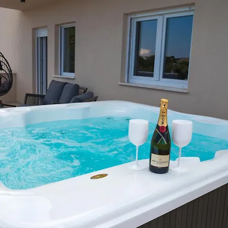 Beautiful Paula With Jacuzzi In Villa *