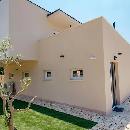 Beautiful Paula With Jacuzzi In * Пула