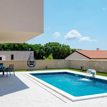 Beautiful Paula With Jacuzzi In 빌라 *