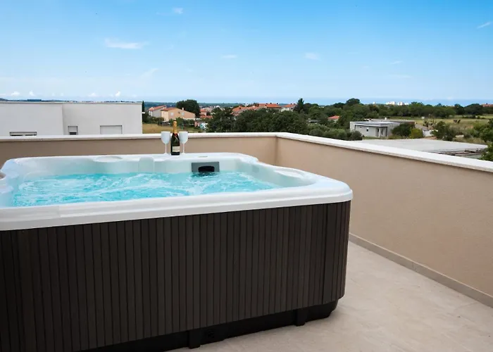 Vila Beautiful Paula With Jacuzzi In Pula