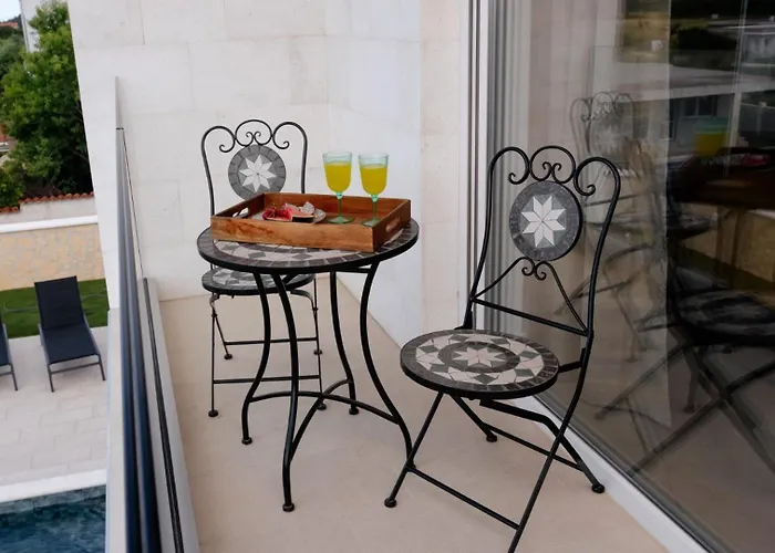 Beautiful Paula With Jacuzzi In Vila