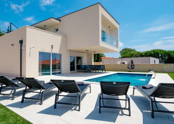 Vila Beautiful Paula With Jacuzzi In