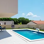 Beautiful Paula With Jacuzzi In Вилла *
