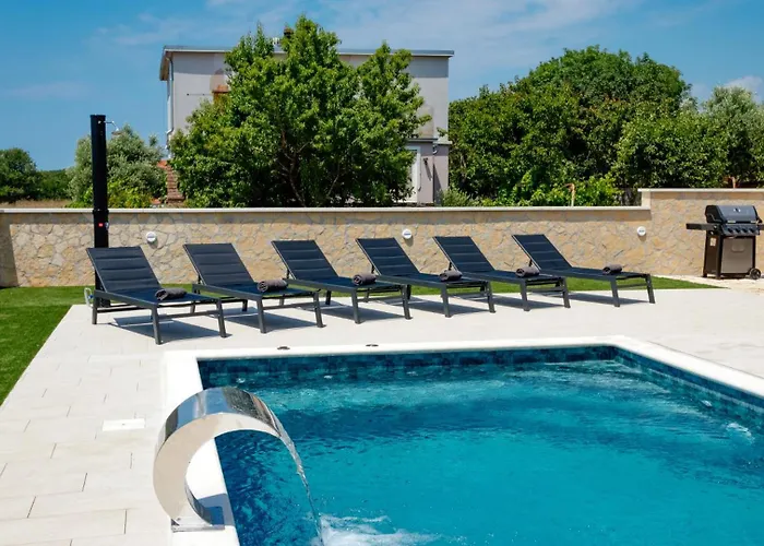 Beautiful Paula With Jacuzzi In